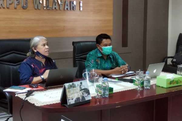 MENGABDI: Prof. Ningrum Natasya Sirait (kiri) dan Kepala KPPU Kanwil I, Ramli Simanjuntak (kanan) saat kegiatan program Profesor Mengabdi di Kantor KPPU Kanwil I di Medan.BAGUS SP/Sumut Pos.