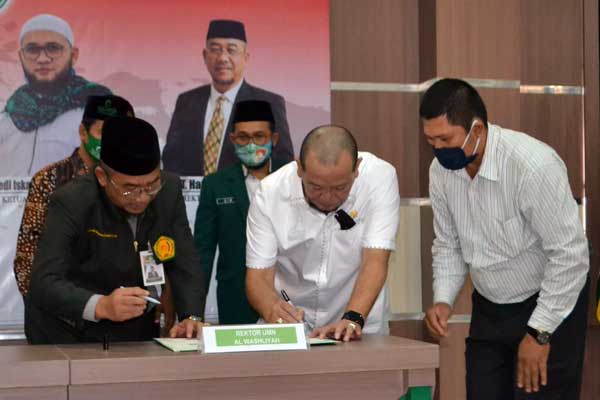 KERJA SAMA: Rektor UMN Al-Washliyah Dr H Hardi Mulyono MAP (kiri) menandatangani kerja sama dengan Ketua DPD RI La Nyalla Mattalitti di Auditorium UMN Al-Washliyah Jalan Gedung Arca Medan, Selasa (15/9).