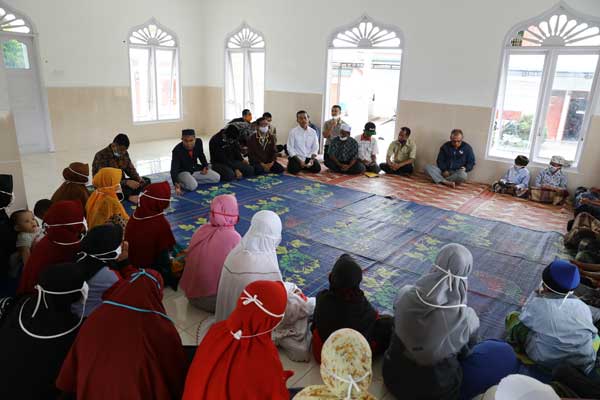 SAMBANGI: Wagubsu Musa Rajekshah menyambangi Panti Asuhan Mohd Yasin Tambunan, di Jalan Masjid Desa Lumban Pea Kecamatan Balige Kabupaten Toba, Kamis (17/9).