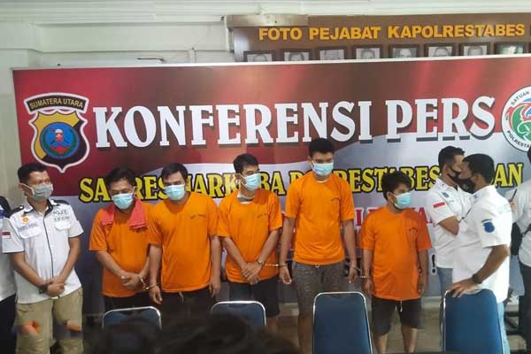 DIPAPARKAN: Para tersangka jaringan narkoba internasional dipaparkan di Mapolrestabes Medan, Senin (5/10).