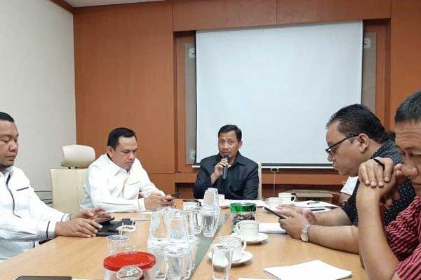 RAPAT: Anggota DPRD Sumut Fraksi PKS, Misno Adi Syahputra (tengah) saat rapat.istimewa/sumu tpos.