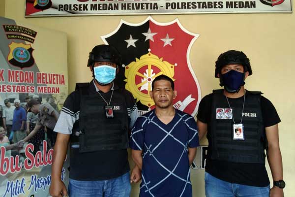 Konferensi Pers: Dua Tekab Polsek Medan Helvetia sedang menunjukkan ke sejumlah wartawan, pelaku pemukulan berinisial AR alias TMS (tengah), di Kantor Polsek Medan Helvetia, Kamis (15/10).dewi/sumut pos.