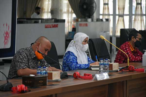 RAKOR: Sekdaprovsu R Sabrina mengikuti video conference Rakor Antisipasi Penyebaran Covid-19 selama libur panjang di Posko Satgas Covid 19 Sumut, Jalan Sudirman Medan, Kamis (22/10). Biro Humas dan Keprotokolan Setdaprov Sumut .