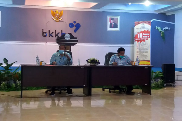 Temu Pers: Kepala Perwakilan BKKBN Sumut, Drs Temazaro Zega Mkes dan Sekretaris Yusrizal Batubara, saat gelar temu pers, Selasa (13/10). dewi/sumut pos.