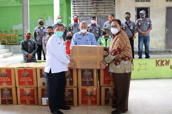 SERAHKAN: Ketua DPRD Sumut Baskami Ginting, menyerahkan masker secara simbolis pada Bupati Karo.SOLIDEO/SUMUT POS.