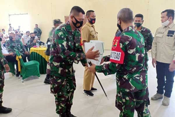 SERAHKAN: Dandim 0201/BS Letkol Inf. Agus Setiandar secara simbolis menyerahkan 100 hand sanitizer kepada Babinsa dalam acara penutupan Program TMMD ke-109. , di Kecamatan Medan Marelan, Rabu (21/10).