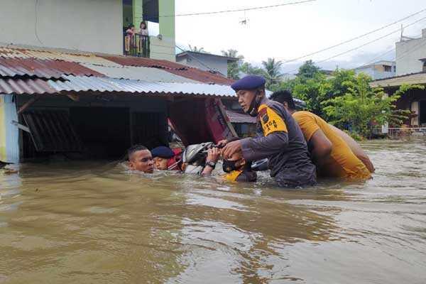 BANJIR: Personel Batalyon A Pelopor Satbrimobda Sumut membantu masyarakat Binjai yang terimbas banjir, Rabu (30/9).