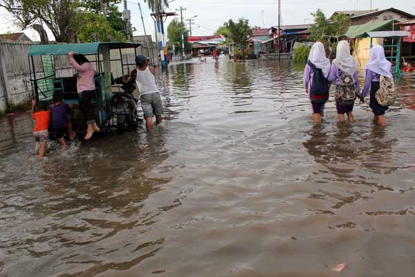 BANJIR ROB: Banjir Rob di kawasan Belawan, belum lama ini. Menyikapi fenomena El Nina saat ini, BNBP meminta masyarakat siap-siaga.istimewa/sumut pos.