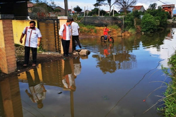 TINJAU:Bupati Karo Terkelin Brahmana didampingi Kabid Bina Marga PUPR Karo Hendra Mitcon Purba saat meninjau lokasi banjir.SOLIDEO/ SUMUT POS.