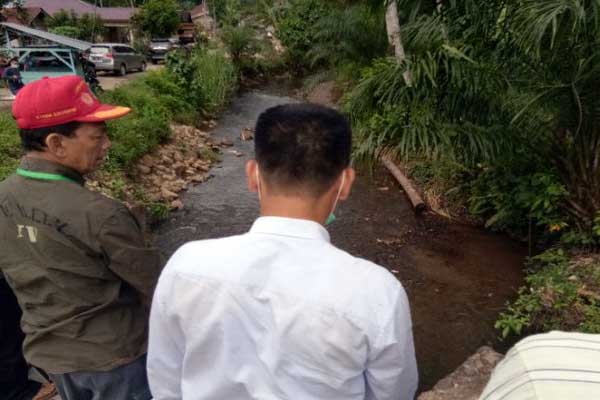 TINJAU: Bupati Tapsel Syahrul M Pasaribu meninjau lokasi bakal dibangunnya bronjong.