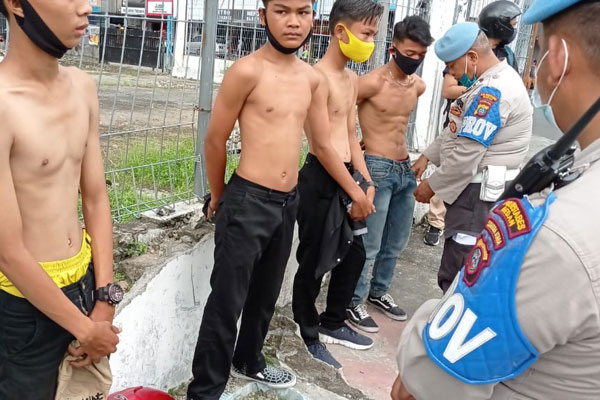DIAMANKAN: Belasan pelajar yang diduga hendak ikut demo yang diamankan polisi di Bundaran Air Mancur Jalan Gatot Subroto, Medan, Senin (12/10). m idris/sumut pos.