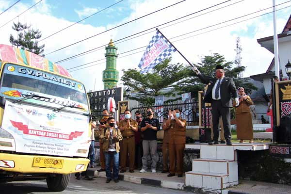 BERANGKATKAN: Bupati Dairi, Dr Eddy KA Berutu berangkatkan beras bantuan Kemensos untuk dibagikan kepada warga miskin terdampak Covid-19.istimewa / SUMUT POS.