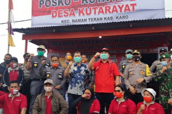 BERSAMA: Bupati Karo, Terkelin Brahmana foto bersama warga Desa Kutarayat.solideo/ SUMUT POS.