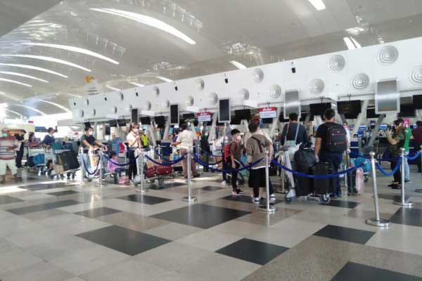 ANTRE: Calon penumpang antre di conter check in di Bandara Kualanamu. Mulai hari ini, pemerintah mensubsidi harga tiket pesawat di 13 bandara penopang sektor pariwisata, termasuk Kualanamu dan Silangit.istimewa/sumut pos.