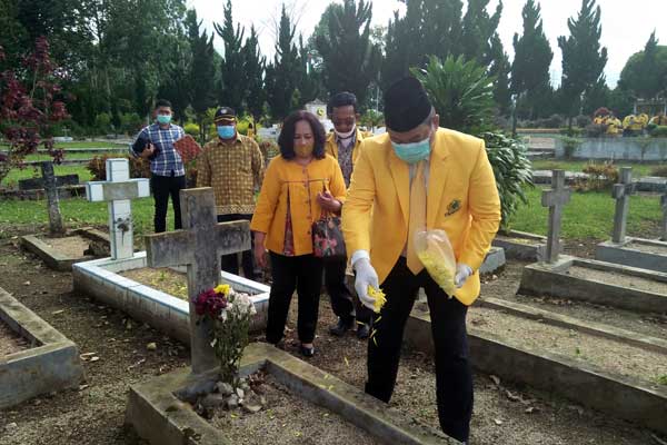 TABUR BUNGA: Ketua DPD II Golkar juga Bupati Dairi, Dr Eddy KA Berutu menabur bunga di makam saat ziarah ke Makam Pahlawan di jalan Panji Siburabura Kelurahan Batang Beruh dalam rangka memperingati HUT Partai Golkar Ke-56.RUDY SITANGGANG/SUMUT POS.