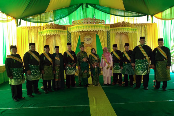 DILANTIK: YM Datuk Syahlafati (tengah) saat dilantik menjadi Diraja Sunggal Serbanyaman, bersama para Datuk yang ditabalkan gelarnya, Minggu (25/10).istimewa/sumut pos.