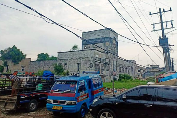 TAK TERURUS: Kondisi eks Gedung RRI yang tak terurus di Jalan Martinus Lubis Medan.