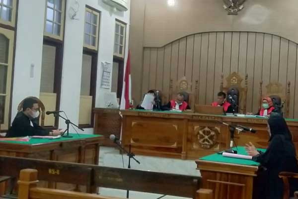 SIDANG: Faisal terdakwa kepemilikan sabu seberat 406 gram, jalni sidang virtual di Ruang Cakra 9 Pengadilan Negeri (PN) Medan, Selasa (27/10).gusman/sumut pos.