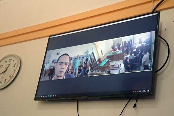 SIDANG: Fera Feri (layar monitor) terdakwa kurir sabu menjalani sidang putusan, Senin (19/10).