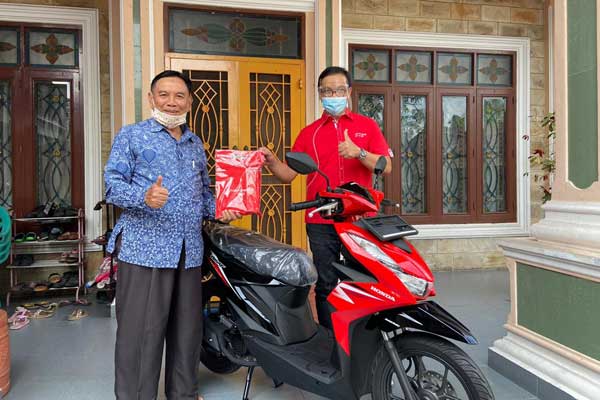 Manager Branch Medan – Achdiat Suryana menyerahakan Hadiah Telkomsel Vaganza kepada pemenang dari Medan .
