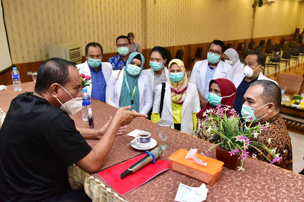 Biro Humas dan Keprotokolan Setdaprov Sumut/Veri Ardian RAPAT: Gubernur Sumut, Edy Rahmayadi, memimpin rapat bersama dengan para tenaga medis yang tergabung dalam Ikatan Dokter Indonesia (IDI) Kabupaten Mandailing Natal di Aula Rindang Hotel Jalan Williem Iskandar, Panyabungan Kota Kabupaten Mandailing Natal, Kamis (8/10).