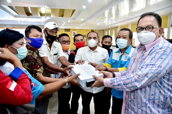 NASKAH UU: Gubsu Edy Rahmayadi bersama perwakilan sejumlah elemen masyarakat saat serah terima naskah UU Cipta Kerja di Pendopo Rumah Dinas Gubsu, Kamis (15/10).