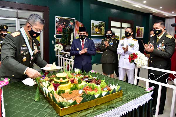 HUT TNI Panglima Kodam I/BB Mayor Jenderal TNI Irwansyah, memotong tumpeng disaksikan Gubernur Sumut, Edy Rahmayadi, usai mengikuti Upacara HUT ke-75 TNI secara virtual dipimpin Presiden RI, Joko Widodo, di Aula Markas Kodam I/Bukit Barisan Jalan Gatot Subroto Medan, Senin (5/10).