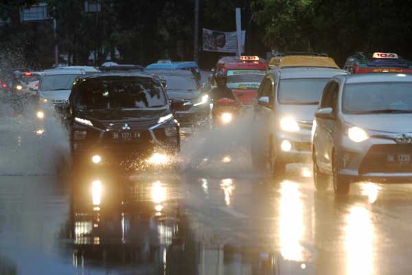 HUJAN SORE HARI: Sejumlah kendaraan menerobos hujan yang turun sore hari, beberapa waktu lalu. BMKG mengimbau kepada warga agar mewaspadai banjir akibat hujan lebat di sore hari hingga malam hari pada beberapa hari ke depan.