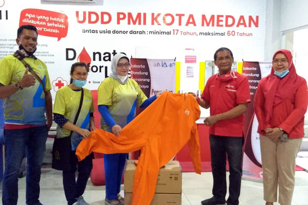 SERAHKAN: Pengurus IA-ITB menyerahkan bantuan APD kepada PMI Kota Medan, Rabu (14/10) kemarin.