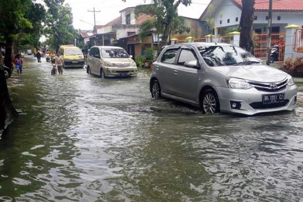 BANJIR: Jalan Bunga Cempaka saat banjir. Jalan ini juga kondisinya berlubang.