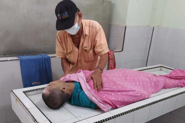 TAHANAN TEWAS: Jasad tahaan Polrestbaes yang meninggal dunia karena sakit di RS Bhayangkari Medan.M IDRIS/sumutpos.
