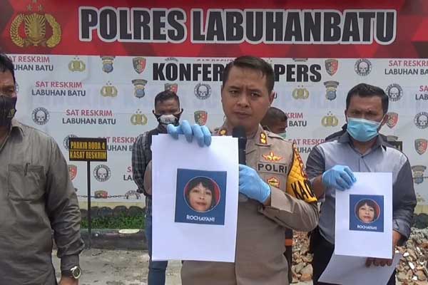 Kapolres Labuhanbatu AKBP Deny Kurniawan memaparkan kronologis pembunuhan warga Kaltim di di Mapolres Labuhanbatu, Selasa (6/10). fajar dame/sumut pos.