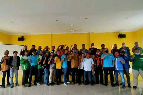 BERSAMA: DPK - KNPI Medan Belawan foto bersama sejumlah organisasi masyarakat di Kantor Camat Medan Belawan, Sabtu (10/10).fachril/sumut pos.