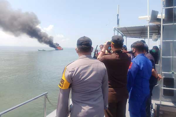 DIMUSNAHKAN: Dua unit kapal ikan asing asal Malaysia saat dimusnahkan Kejari Belawan di perairan laut Belawan, Selasa (27/10).FACHRIL/SUMUT POS.