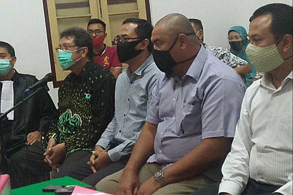 SIDANG: Dari kiri ke kanan, mantan Komut Bank Sumut, Reza Pahlevi, mantan Dirut Bank Sumut, Edie Rizliyanto, mantan Direktur Pemasaran Bank Sumut, Abdi Ritonga dan Kabag Operasional pada Divisi Kredit, Aris Krismana, memberikan kesaksian pada persidangan, Senin (5/10).istimewa/sumutpos.