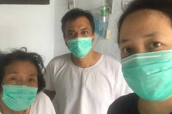 SAAT DIRAWAT: Boydo HK Panjaitan, istri dan ibunya saat menjalani isolasi di RS Santa Elisabeth Medan, beberapa waktu lalu.