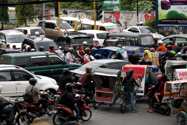 MACET: Kemacetan lalu lintas di salah satu ruas jalan di Kota Medan. Kesemberautan lalu lintas sampai saat ini belum juga bisa teratasi.