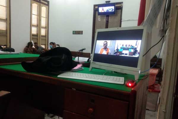 SIDANG: Mantan Direktur RSUD Kotapinang, Daschar Aulia (layar monitor) menjalani sidang putusan, Senin (19/10).gusman/sumut pos.