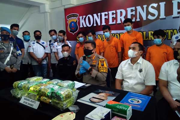 DIPAPARKAN: Kapolrestabes Medan Kombes Pol Riko Sunarko menjelaskan, penangkapan terhadap JSP bersama dua orang lainnya di Mapolrestabes Medan, Senin (5/10).idris/sumut pos.