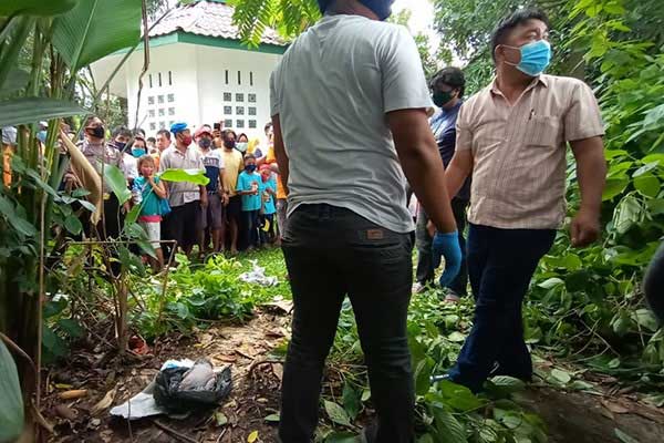 OLAH TKP: Petugas kepolisian melakukan olah TKP dan mengevakuasi jasad bayi yang dibuang di Taman Bunga Siantar, Minggu (11/10).