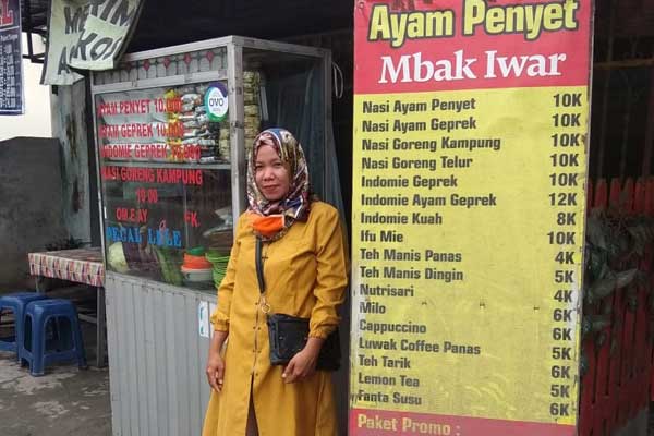 LARIS: Pemilik Warung Ayam Penyet Mbak Iwar, Warsiyem di warung yang berlokasi di Jalan Bromo Medan, Senin (26/10).