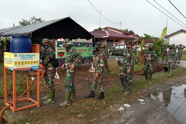 PEMBANGUNAN: Aparat TNI Manunggal Membangun Desa, foto di depan tempat cuci tangan hasil sumbangsih mereka.