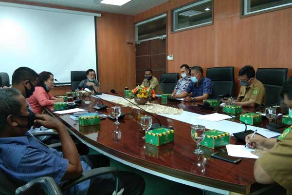 RAPAT: Suasana rapat dengar pendapat Komisi II DPRD Medan membahas keberatan warga atas keberadaan bengkel sparepart mesin pengolahan kelapa sawit, Senin (5/10).