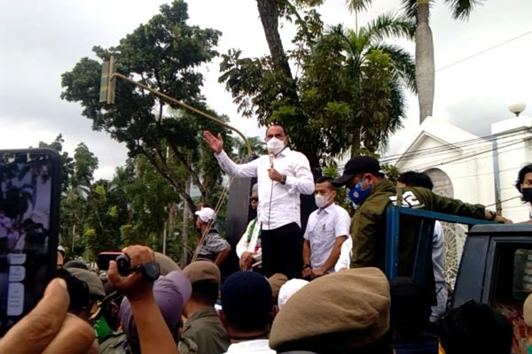 ORASI: Gubsu Edy Rahmayadi temui dan berorasi di atas mobil komando massa aksi dari ANAK NKRI dan GNPF Ulama Sumut, kala menyuarakan penolakan RUU Ciptaker (Omnibus Law), di depan Kantor Gubsu Jl. Pangeran Diponegoro Medan, Selasa (13/10).PRAN HASIBUAN/SUMUT POS.