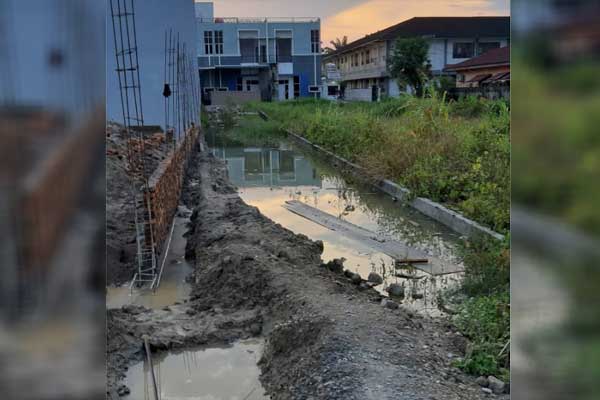 MEMAGAR: Pemilik persil memagar jalan lingkungan di Perumahan Guru Sinumba, Medan Helvetia.istimewa/sumutpos.