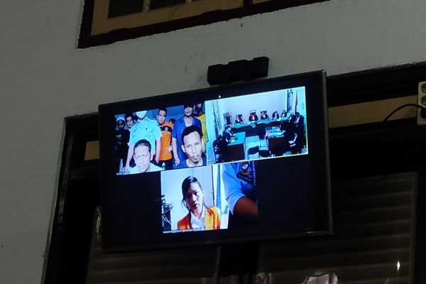 SIDANG VIRTUAL: Dua terdakwa kurir sabu seberat 30 kg (layar monitor), saat menjalani putusan di PN Medan beberapa waktu lalu.