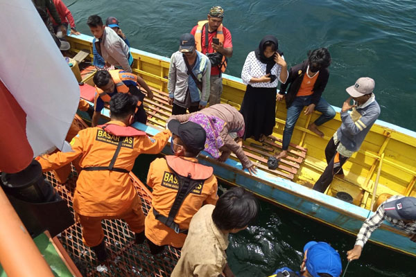 EVAKUASI: Tim Basarnas mengevakuasi korban kapal tenggelam, sepasang pasutri, dari Pulau Ungge, Tapanuli Tengah, Rabu (14/10).