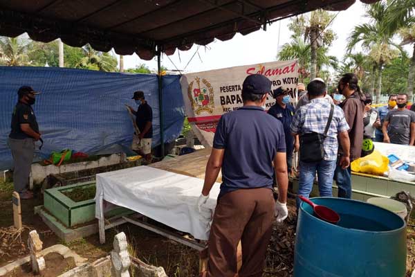 BONGKAR MAKAM: Pembongkaran makam Almarhum Taufik Hidayat di TPU Muslim Jalan Thamrin Medan, Sabtu (3/10).