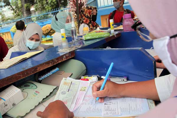ANTRE: Warga mengantre untuk mengisi berkas saat pembayaran pajak kendaraan di Samsat Medan Utara, Selasa (20/10).Triadi Wibowo/Sumut Pos .