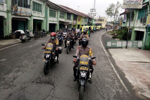 SOSIALISASI: Petugas Operasi Yustisi dari tiga pilar Langkat Hilir sosialisasi protokol kesehatan Covid-19 dengan cara berkonvoi di Kecamatan Tanjungpura. ILYAS EFFENDY/ SUMUT POS.